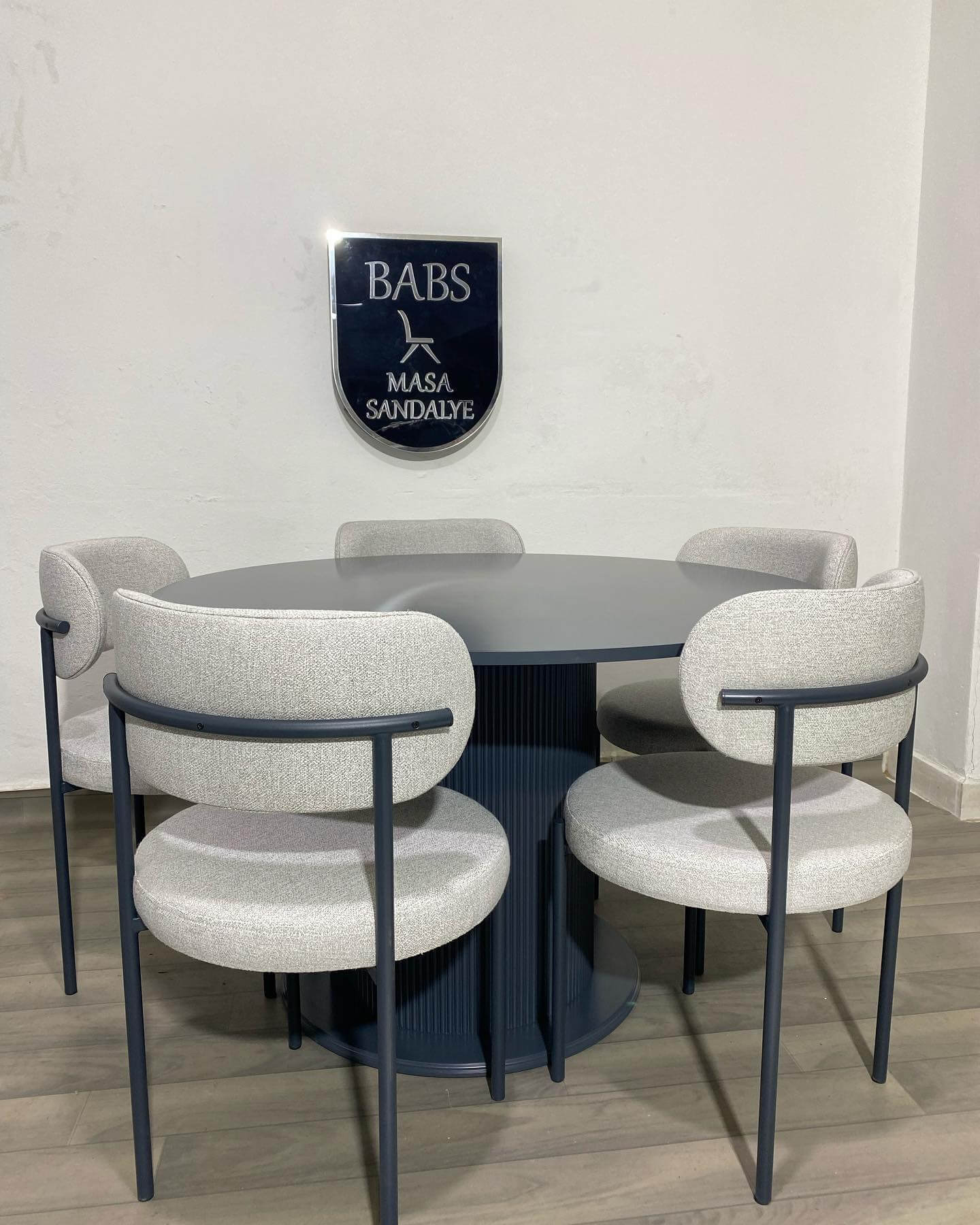 Babs 120 Çap Lake Boyalı Masa ve Keyo Sandalye Seti (4 Kişilik)